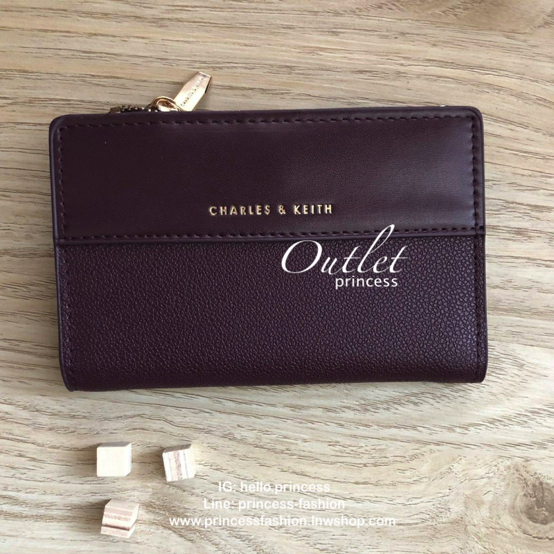 Charles & Keith Classic Snap-Button Wallet กระเป๋าสตางค์ใบสั้นพับ 2 ตอน ด้านหน้ามีโลโก้แบรนด์ เปิด - ปิดด้วยกระดุม ภายในมีช่องใส่ธนบัตร ช่องใส่บัตร และช่องซิปใส่เหรียญ
