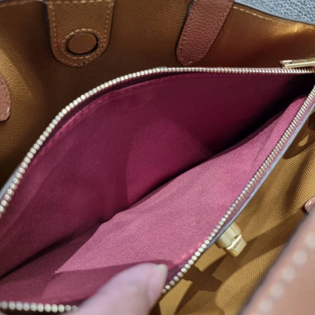 COACH C8561 C8869 WILLOW TOTE 24 IN COLOR BLOCK น้องสาวลุคลูกคุณมาแล้วจ้า กระเป๋าถือ/สะพาย ดีไซน์คัลเลอร์บล็อค ลงตัว เรียบหรู ใบจริงคือผู้ดี๊ผู้ดี ใช่ได้ทุกๆโอกาส วัสดุหนัง pepble อยู่ทรง เปิดปิดด้วยตัวบิดล็อค และอีกฝั่งเป็นกระดุมแม่เหล็ก ภายในโล่งกว้าง ใ