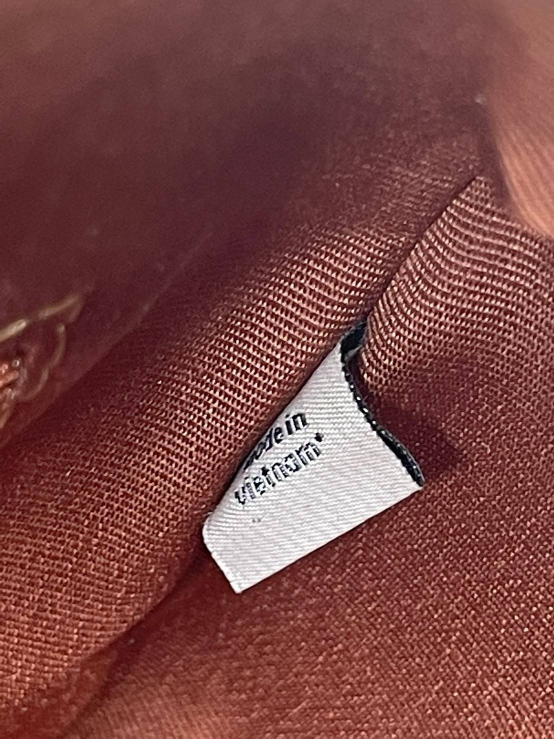 COACH Signature Canvas Rowan Satchel Crossbody จุดเด่นของกระเป๋าทรงsatchel bag คือรูปทรงของกระเป๋าดูแข็งแรง มั่นคง ไม่เสียทรงง่าย มาพร้อมหูหิ้วที่ด้านบนของกระเป๋า ลายแคนวาสที่เป็นซิกเนเจอร์แบบเอกลักษณ์ ช่องใช้งานทุ้งภายในและภายนอก นอกจากนี้ กระเป๋าประเภทน