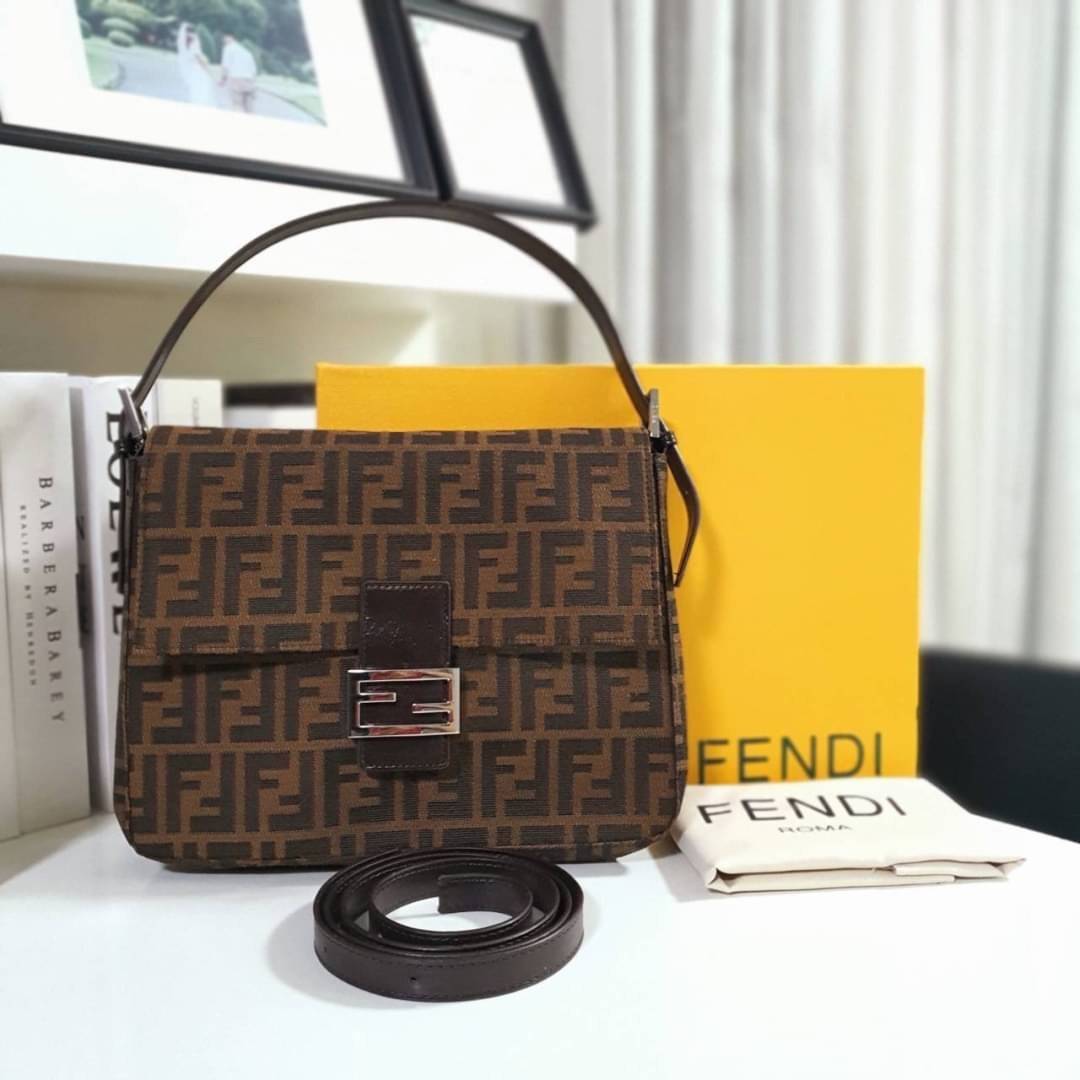 รุ่นใหม่แนะนำ!! FENDI BAGUETTE BROWN FABRIC BAG (GWP) วัสดุ CANVAS พิมพ์ลายแบรนด์ เปิดปิดด้วยฝาปิดกระดุมแม่เหล็ก ภายในมีช่องซิป ใส่ของแยกอีกช่อง สามารถใส่กระเป๋าสตางค์ยาว iphone เงิน ของจุกจิกได้ มาพร้อมสายสะพาย2แบบ ถอดเปลี่บนได้ อะไหล่แบรนด์สีเงิน Rare i