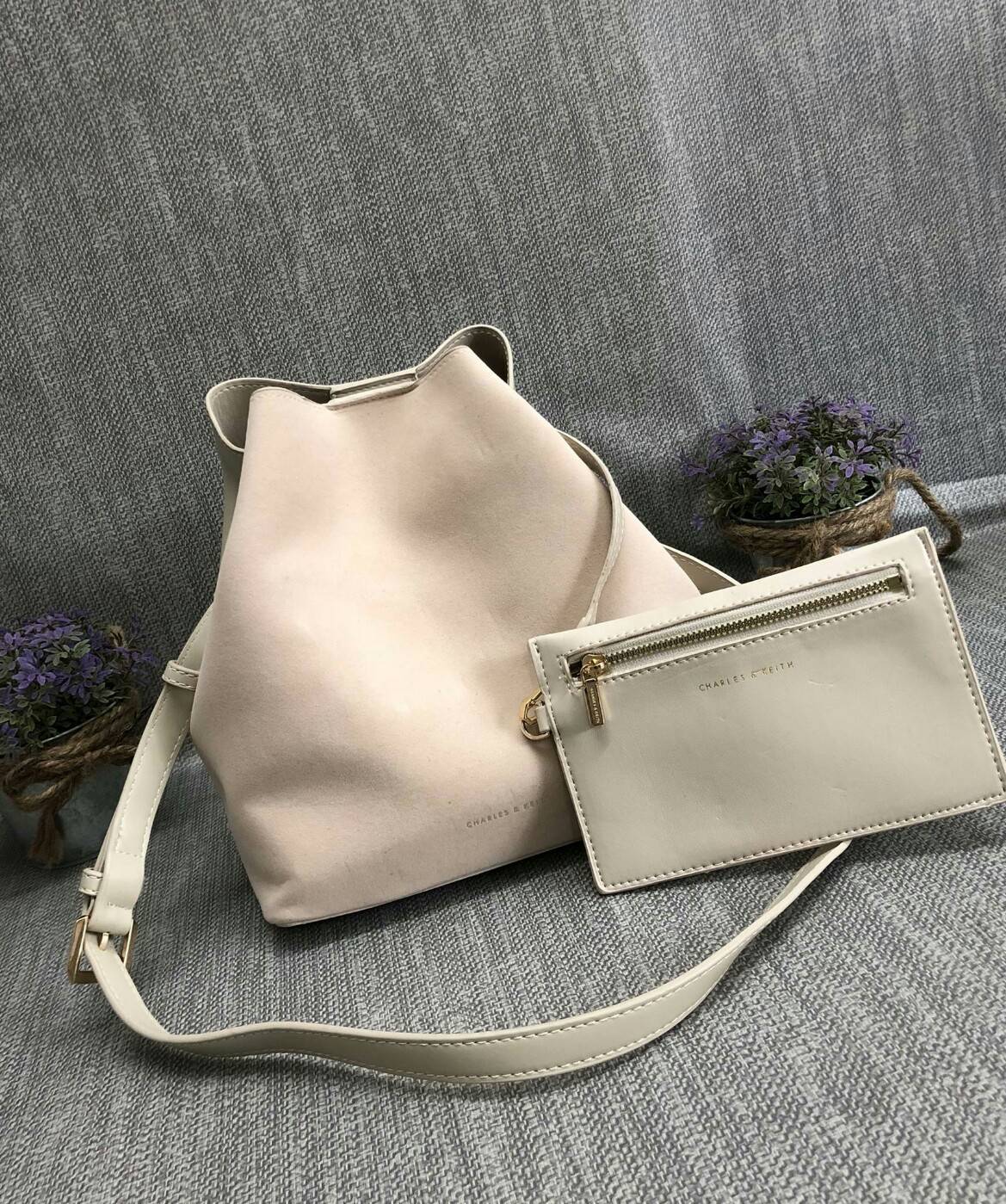 CHARLES & KEITH SLOUCHY SLING BAG 2018 กระเป๋าสะพายข้าง ปรับเปลี่ยนรูปทรงใช้งานได้ไม่จำเจ ปากกระเป๋าเป็นแม่เหล็ก มีสายเกี่ยวเพื่อปรับรูปกระเป๋า ให้เป็นทรงขนมจีบได้ค่ะ ภายในกระเป๋าโล่งกว้าง ใส่ของจุ รุ่นนีพิเศษ มีกระเป๋าใบเล็กแบบซิปห้อยมาให้อีก 1 ใบค่ะ ถอด