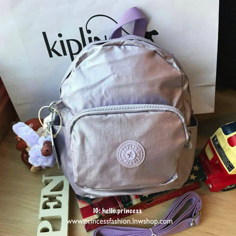 Kipling Kaopin Mini Backpack Woman’s กระเป๋าเป้สะพายรุ่นใหม่!!ขนาดมินิ สามารถแบบเป้หรือทรงcrossbody ได้ มีหลายช่องใช้งาน ด้านหน้าเป็นช่องซิปเล็กใส่ของจุกจิก ภายในมีช่องเล็กแยกเป็นสัดส่วน ใส่กระเป๋าสตางค์ยาวหรือมินิไอแพคได้ ขนาดกะทัดรัด มาพร้อมพวงกุญแจลิงส
