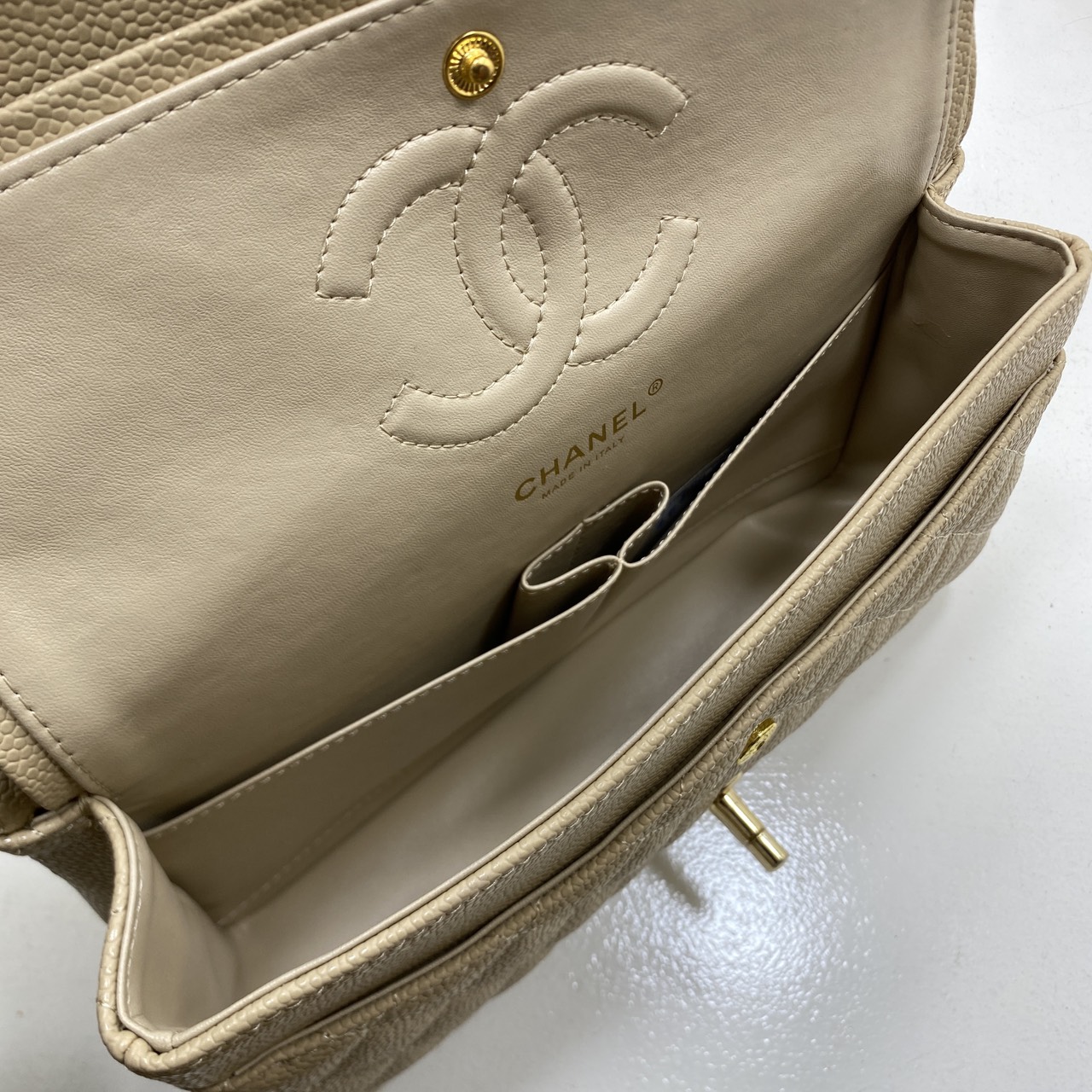 ORI หนังแท้ | CHANEL Classic Medium Flap Bag 25cm กระเป๋าสะพายคลาสสิกรุ่นยอดนิยมตลอดกาล ดีไซน์เรียบหรูหราขับผิว งานหนังแท้ อะไหล่ทองหรูหรา สุดยอดเดอะเบสท์ไอเท็ม