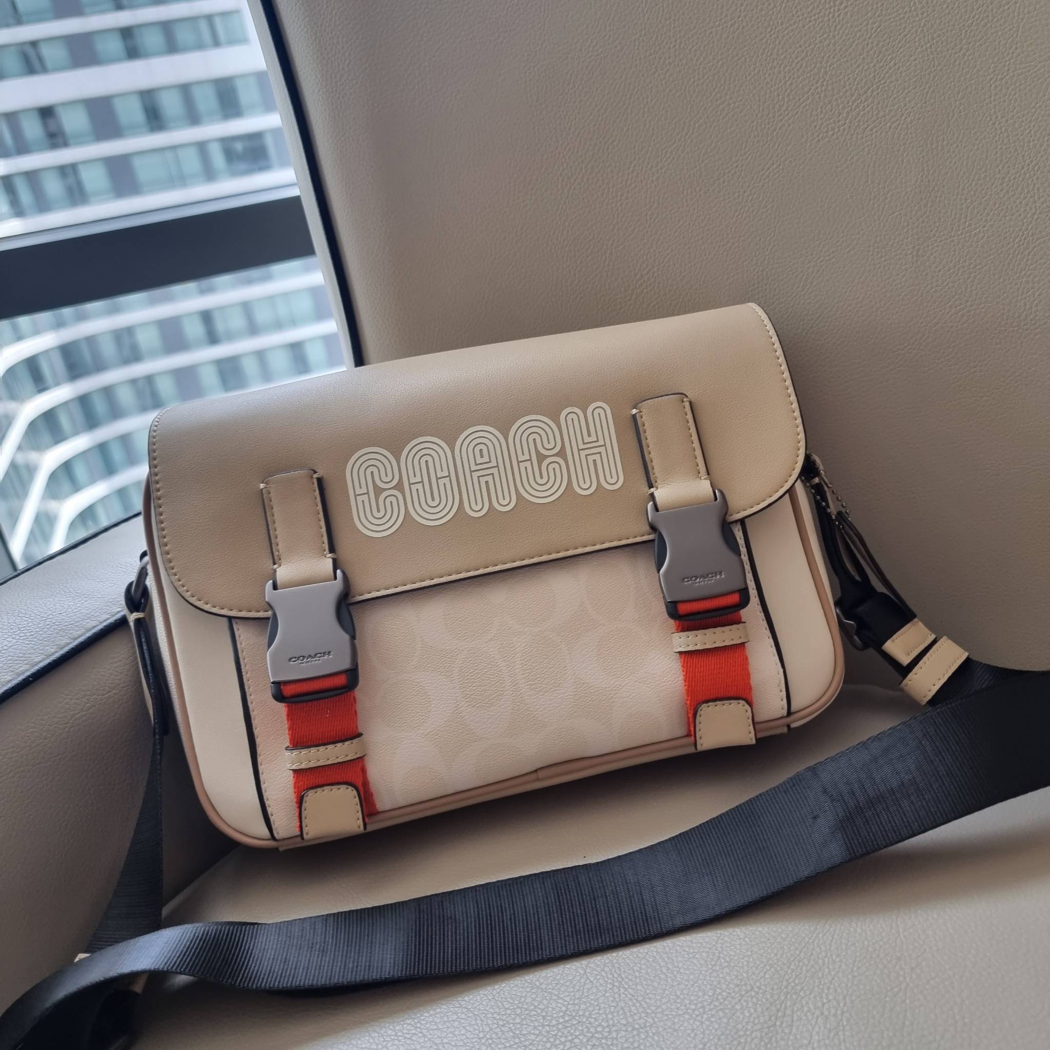 COACH TRACK CROSSBODY IN COLORBLOCK WITH COACH PATCH C6657 C8128 หล่อบอกต่ออีกหนึ่ง กระเป๋าสะพายทรงแมสเซ็นเจอร์ รุ่นเอาใจหนุ่มๆ ที่สาวๆก็อยากใช้!! ด้วยดีไซน์สีคัลเลอร์บล็อคที่โดดเด่น ทำให้ดูน่าใช้งาน วัสดุหนังแท้ สวยคมซ่อนหรู ฝากระเป๋ามีตัวล็อคแน่นหนา เปิ