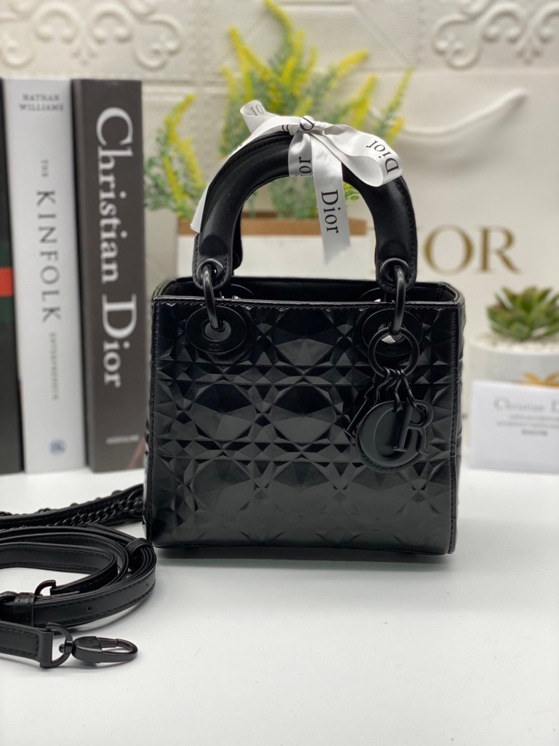 หนังแท้ DIOR LADY BAG 17cm ไซส์เล็กขนาดกำลังน่ารักเลยค่ะ งานออริหนังแท้ทั้งใบปั้มลายรุ่นใหม่ล่าสุด ความสง่างามอีกหนึ่งรุ่นของ Dior รูปทรงสีเหลียม ขนาดกระทัดรัด ตั้งอยู่ทรง ฐานกระเป๋าแข็งแรง มีหมุดรองฐาน ดีไซน์ที่มีเอกลักษณ์เฉพาะตัว ด้านหน้าตกแต่งด้วยตัวอั