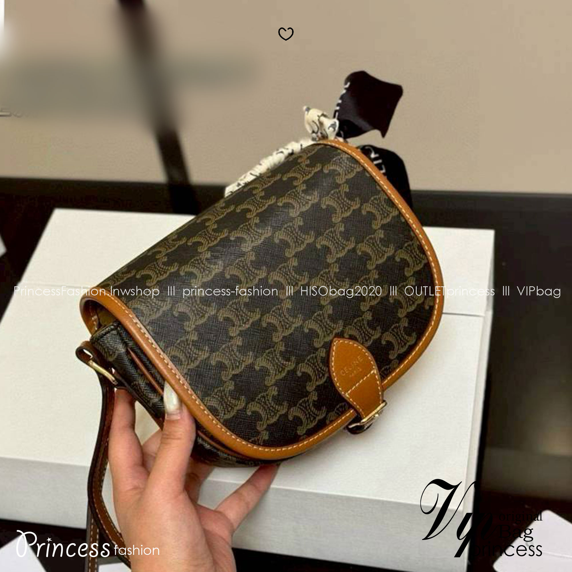 CELINE Folco bag in Triomphe canvas and Leather กระเป๋าสะพายข้าง รุ่นตามหาเข้าเพิ่มเติมสต๊อกพร้อมส่งแล้วค่าสาวๆ รุ่นยอดฮิต ขายดีไม่มีตก ทรงสวยโดดเด่นเป็นเอกลักษณ์ ดีไซน์โค้งมนสวยงาม