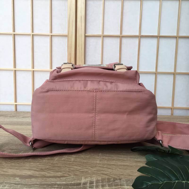 ของแท้ Doughnut mini bagpack กระเป๋าเป้ทีฮิตกันมากในหมู่วัยรุ่นฮองกง ด้วยสีสันที่โดดเด่น โทนสีพาสเทล ดีไซน์น่ารัก ทันสมัย กันน้ำได้ ช่องใส่ของหลายช่องแยกเป็นสัดส่วน จะสะพายไปเรียนหรือเที่ยวได้ในใบเดียวเลยคร้าา