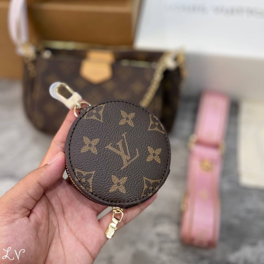 LV Multi Pochette Accessoires Monogram Canvas กระเป๋าสะพายมัลติฟังก์ชั่น รุ่นยอดนิยม สายสปอรต์สีชมพูโดดเด่นเป็นเอกลักษณ์ ดีไซน์คลาสสิควินเทจ สะพายปรับลุคได้หลายสไตล์ รับรองคุ้มค่าจริงๆจ้า