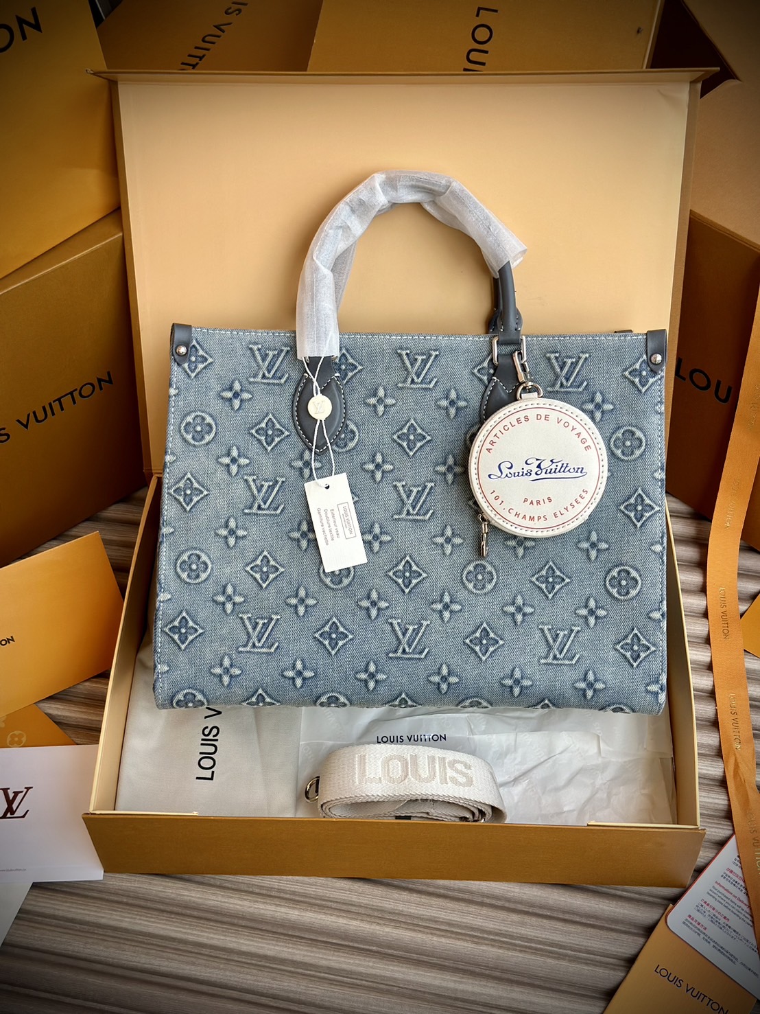 LV Onthego Denim Vintage Tote Bag กระเป๋าทรงโท้ทเดนิมสไตล์วินเทจ รุ่นใหม่ปั้มลายโมโนแกรมบนเดนิมสุดไอคอนิก ที่ใครเห็นต้องเป็นคลั่งรัก ผู้ดี หรูหราได้ทุกลุค ทุกสไตล์