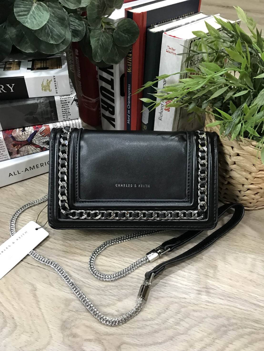 NEW ARRIVAL! CHARLES & KEITH CHAIN DETAIL CROSSBODY BAG กระเป๋าสะพายทรงสี่เหลี่ยมรุ่นชนช็อปขนาดกำลังดีวัสดุหนังนิ่มเรียบประดับด้วยโซ่ด้านหน้าดูมีดีเทล เปิดปิดด้วยกระดุมแม่เหล็ก ภายในมีช่องใส่บัตรและช่องซิป มาพร้อมสายโซ่ต่อหนังถอดถือเป็นคลัชได้ ภาพถ่ายสินค
