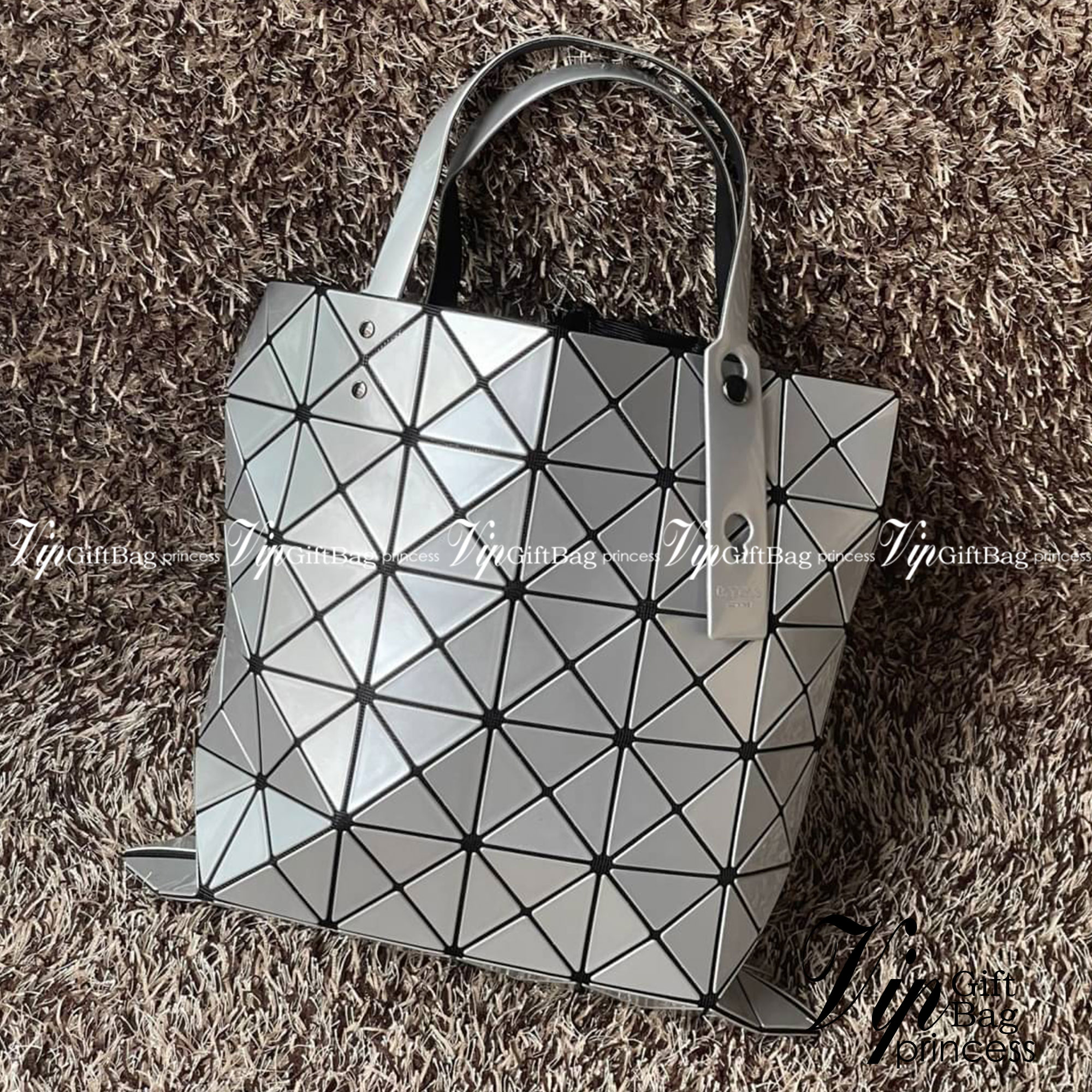Baobao Issey Miyake 6x6 กระเป๋า Tote รุ่นนี้ถือว่าเป็นกระเป๋า Tote ไซส์กลางที่เหมาะกับการพกพาสิ่งของที่จำเป็นในทุก ๆ วัน มาพร้อมสายที่สามารถปรับได้ทั้งสองสาย และมีช่องใส่ของช่องเล็กด้านใน 1 ช่อง จุของได้เยอะแถมยังทนทาน ใช้เป็น Everyday Bag ได้เลยคะ พกพาสะ