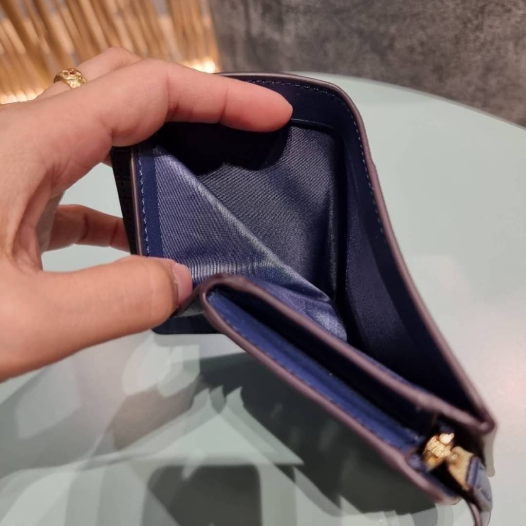 COACH C3375 MEDIUM CORNER ZIP WALLET IN SIGNATURE CANVAS WITH DAISY PRINT ดีไซน์ใหม่ล่าสุด!! คอลเลคชั่นลายพริ้นท์ เพิ่มลูกเล่นให้กระเป๋าสตางค์ของคุณ กับกระเป๋าสตางค์ใบกลาง ขนาดกำลังเหมาะมือ วัสดุหนังแคนวาส ดูแลรักษาง่าย มีช่องใส่บัตรและธนบัตรครบ และช่องซิ