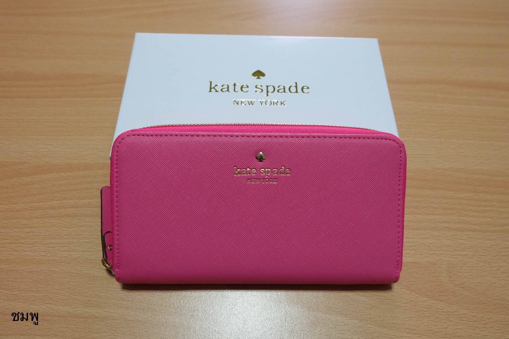 กระเป๋าสตางค์ใบยาวซิปรอปยี่ห้อ KATE SPADE กระเป๋าเงินหนังลาย saffiano อะไหล่สีทอง น้ำหนักเบา ด้านในมีช่องซิปใส่เหรียญ ใส่บัตร ใส่ธนบัตรได้จำนวนมาก ใบนี้สวยรับทรัพย์จริงๆ นานๆมาทีนะคะสีนี้ รีบคว้าด่วนเลยคะ