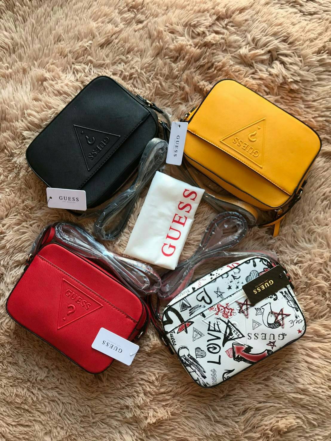 GUESS CROSSBODY BAG กระเป๋าสะพายรุ่นใหม่ ทรงเหลี่ยมตั้งอยู่ทรง วัสดุหนังSaffiano ด้านหน้าปั้มลายโลโก้นูน เปิดปิดด้วยซิปเดียวด้านบน ภายในกว้างใส่กระเป๋าสตางค์ใบยาวได้ ด้านหน้ามีช่องเล็ก1ช่อง ภายในมีช่องซิปเล็ก1ช่อง แยกเป็นสัดส่วน ด้านในบุผ้าลายสกรีน น้ำหนั