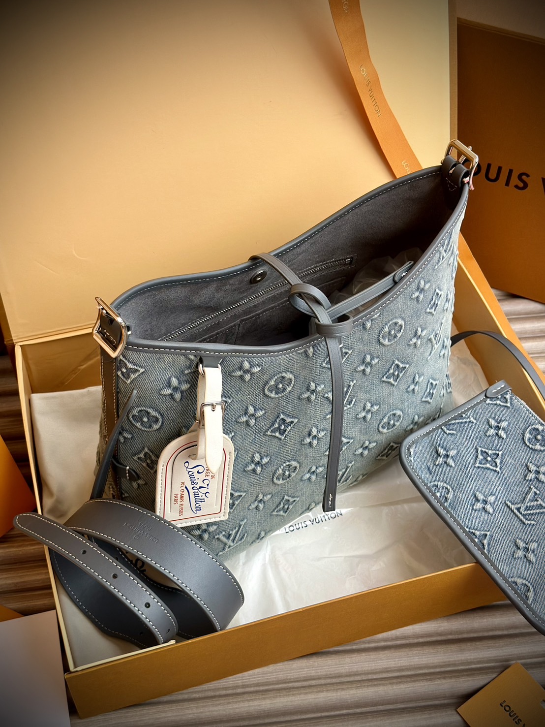 LV Carryall Denim Vintage Tote Bag กระเป๋าทรงโท้ทเดนิมสไตล์วินเทจ รุ่นใหม่ปั้มลายโมโนแกรมบนเดนิมสุดไอคอนิก ที่ใครเห็นต้องเป็นคลั่งรัก ผู้ดี หรูหราได้ทุกลุค ทุกสไตล์