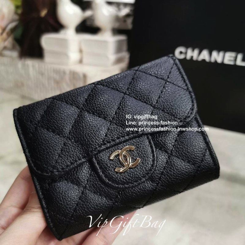 CHANEL SHORT WALLET VIP Gift With Purchase พรีเมี่ยมกิ้ฟ Chanel ไอเท็มนี้แนะนำค่ะ ลูกค้าสั่งพรีออเดอร์กันเยอะมาก วัสดุหนังด้านขึ้นลายตารางคลาสสิค ไม่มีเอ้าท์ เปิดปิดด้วยฝาปิด ด้านหน้าประดับโลโก้แบรนด์อะไหล่เงินสวยหรูดูดี ด้านหลังมีช่องใส่ของ ภายในมีช่องแบ