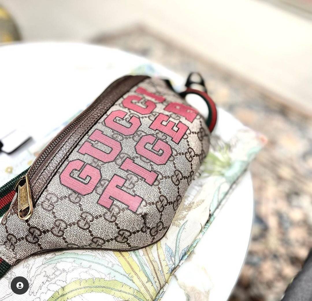GUCCI BELT BAG ไอเท็มที่หนุ่มๆเรียกร้อง GC waist bag กระเป๋าคาดอก/คาดเอว คอลเลคชั่นฉลองปีเสือ โดดเด่นด้วยลายพรินท์จัมโบ้ ไม่เหมือนใคร วัสดุหนังแคนวาส เปิด-ปิดด้วยซิป ภายในแบ่งสัดส่วน มีช่องซิป และช่องย่อยให้อีก สายสะพายปรับได้ สายสปอร์ต สายแคมป์ปิ้ง หรือจ