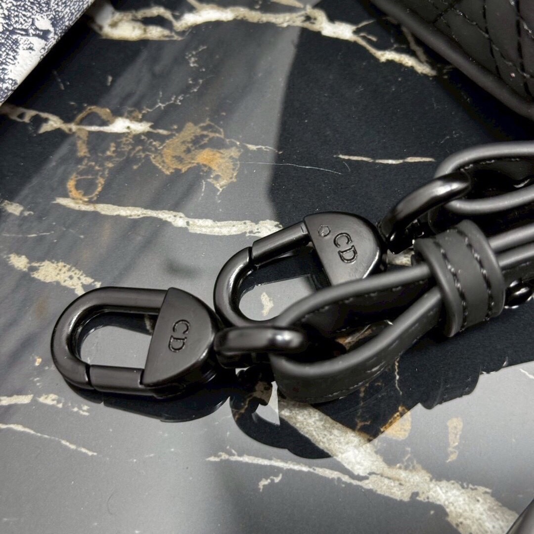 Dior Medium Lady Dior Bag 25cm กระเป๋าสะพายทรงโท้ท ที่สุดของความเรียบหรูดูแพง น้อยแต่มากที่แท้ทรู ดีไซน์เรียบง่าย แต่แฝงไปด้วยความหรูหรา ทรงกล่องคลาสสิค โดดเด่นด้วยพวงกุญแจอะไหล่โทนสีเดียวกับกระเป๋า เป็นเอกลักษณ์ด้วยลายเส้นซ้อนทับสวยงาม