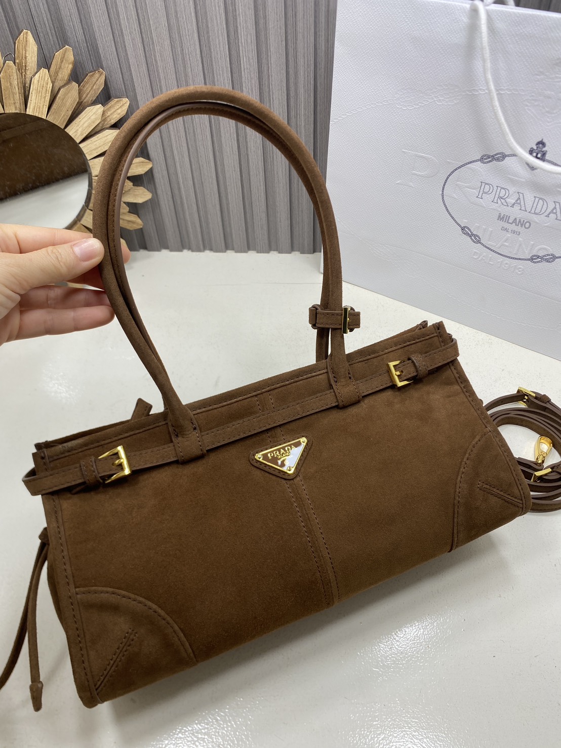 ORI หนังแท้ | Prada Bonnie medium leather handbag 32cm กระเป๋าสะพายทรงโท้ท โดดเด่นด้วยดีไซน์ที่เน้นความประณีตแต่ใช้งานได้จริง หนังเนื้อนุ่มเคลือบเงา เน้นย้ำเสน่ห์อันทันสมัยและใช้งานได้หลากหลาย