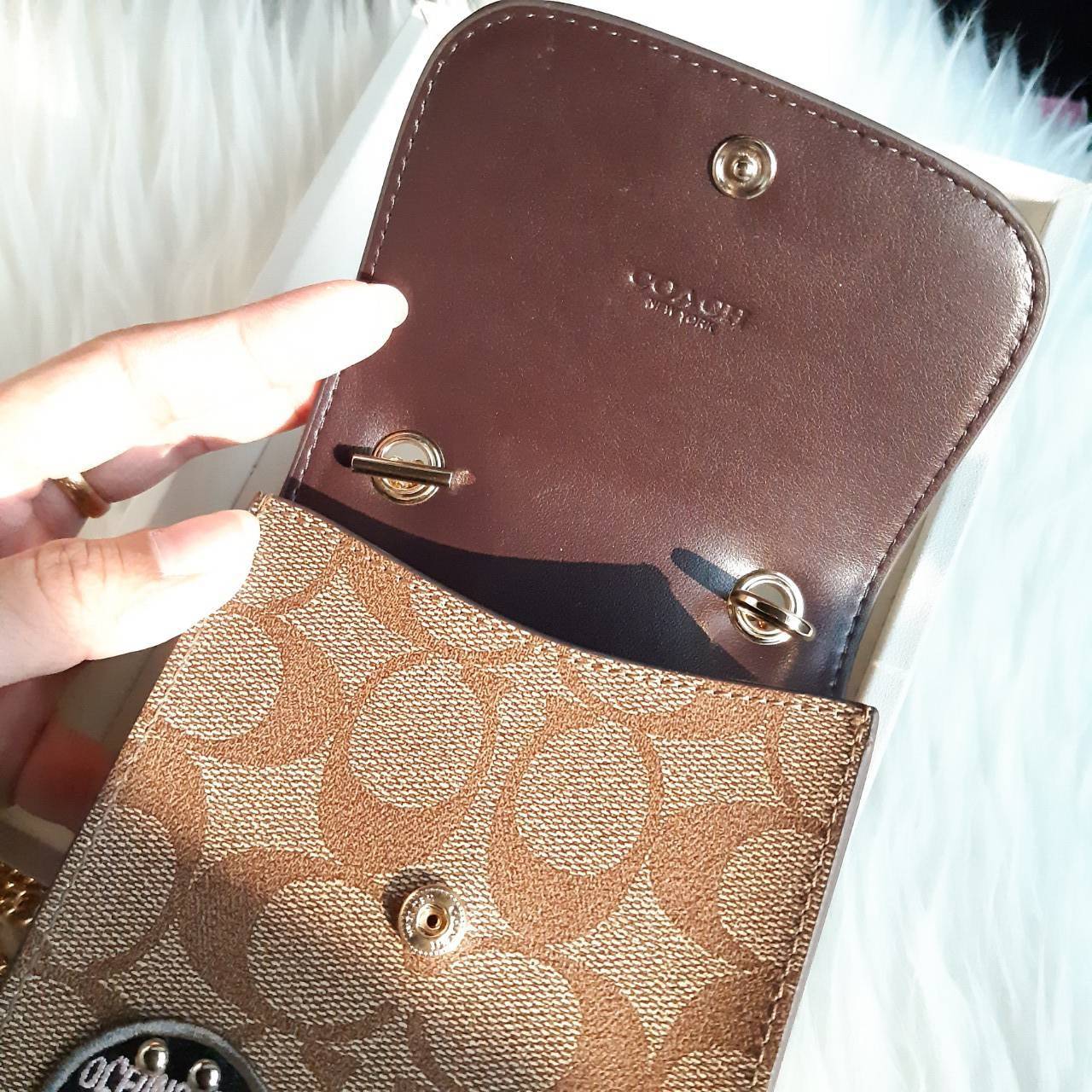 COACH PHONE CASE CROSSBODY BAG ((73486//76988//76357//39955//91046)) COACH NORTH/SOUTH CROSSBODY IN SIGNATURE CANVAS กระเป๋าใส่โทรศัพท์รุ่นนี้ มีความโดดเด่นทั้งดีไซน์และคุณสมบัติในการใช้งาน ด้วยลวดลายที่มีซิกเนเจอร์เป็นเอกลักษณ์แล้ว ด้านหลังยังมีช่องใส่กา
