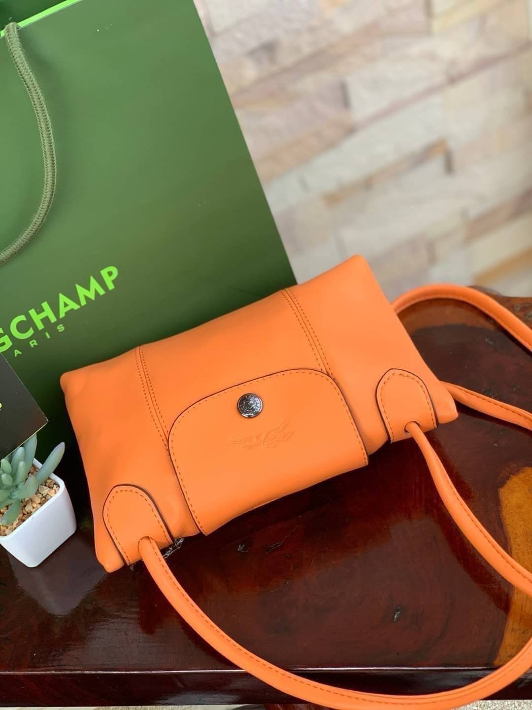 Longchamp Le Pliage Cuir Crossbody Bag อีกหนึ่งคอลเลคชั่น Le Pliage Cuir หนึ่งในตระกูลกระเป๋าสุดไอคอนิกจากแบรนด์ Longchamp และจัดการปรับดีไซน์ให้มีขนาดเล็กลงในทรงcrossbody กะทัดรัดสะพายแล้วคล่องตัว ด้วยดีไซน์ที่ดูเป็นเอกลักษณ์การใช้งานช่องหลักที่ซิปด้านหล