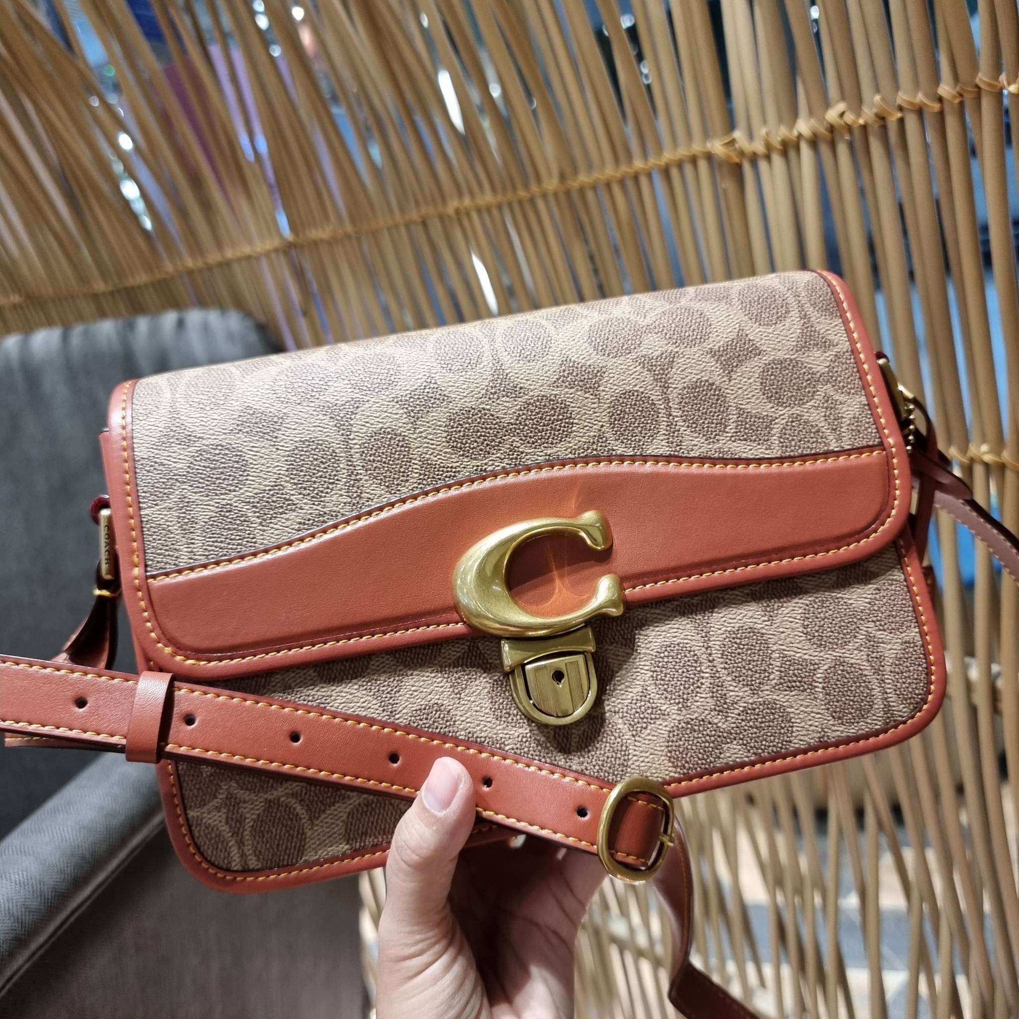 OUTLET 】COACH STUDIO SHOULDER BAG IN SIGNATURE CANVAS (C6639 C6640) สีใหม่รับความเฮง กับคอลเลคชั่นใหม่สุดอีกหนึ่ง!! มาแบบเลิศๆหรูๆมากแม่ กระเป๋าสะพายข้างลุคไฮน์ ที่ดีไซน์ออกมาได้ปัง และดูแพงมากๆ ด้วยดีเทลคลาสสิคผสานความเป็นเอกลักษณ์ เรียบง่ายแต่แฝงความมีด