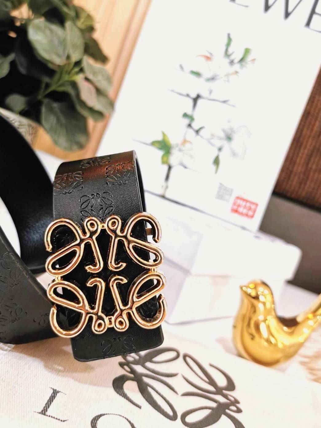 Loewe Logo Leather Belt VIP Gift With Purchase (GWP) วัสดุ Calfskin ปั๊มโลโก้แบรนด์สวยหรูดูดี หัวเข็มขัดโลโก้แบรนด์ 3D อะไหล่ทองตัวสายปรับระดับได้ ดีไซน์เรียบหรูคลาสสิคเข้ากับทุกลุ๊ค ใช้ได้ทั้งชายและหญิงค่ะ ไอเท็มแนะนำสวยน่าใช้น่าสะสม เหล่าสาวก Loewe GWP 