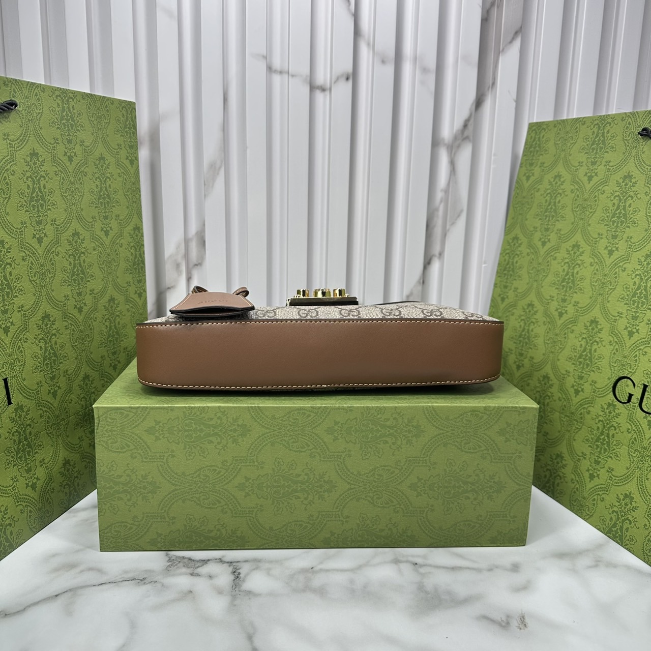 ORI หนังแท้ | GUCCI Padlock Small Shoulder Bag กระเป๋าสะพายทรงสวยวินเทจดีไซน์ไม่ซ้ำใคร หรูล้ำผู้ดี หนังแคนวาสพิมพ์ลายคมชัด ปากกระเป๋ามีแถบหนังคาดและอะไหล่กดล็อค