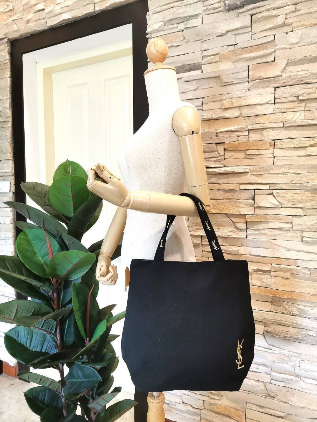 พรีเมี่ยมกิ๊ฟแท้ 100% 】Yves Saint Laurent YSL Cosmetics Canvas Tote Bag with Zipper Gift With Purchase (GWP) กระเป๋าสะพายพรีเมี่ยมกิ๊ฟรุ่นยอดนิยมจาก YSL Yves Saint Laurent Limited Collection E-Mook ดีไซน์คลาสสิคทรง Shopping Bag วัสดุ Canvas ปักโลโก้ YSL ด