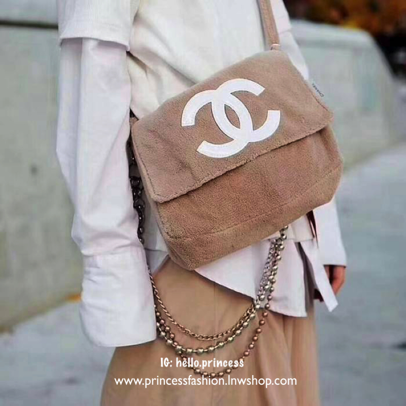 MUST HAVE ITEM 2019 !! รุ่นยอดฮิตของ *วัยรุ่นสายสตรีท ทั่วโลก จากงาน CHANEL VIP GIFTของแท้ 100% เป็นกระเป๋า ใบสวยรุ่นหายาก ขนาดกำลังดี ใช้ได้ทั้งหญิงชายเลยค่ะ ขนเฟอร์นิ่มมากกก เก็บของอย่างดี น้ำหนักเบา ด้านในมีช่องใส่ของจุกจิก MIX ได้หลากหลายแนว กับราคาสบ