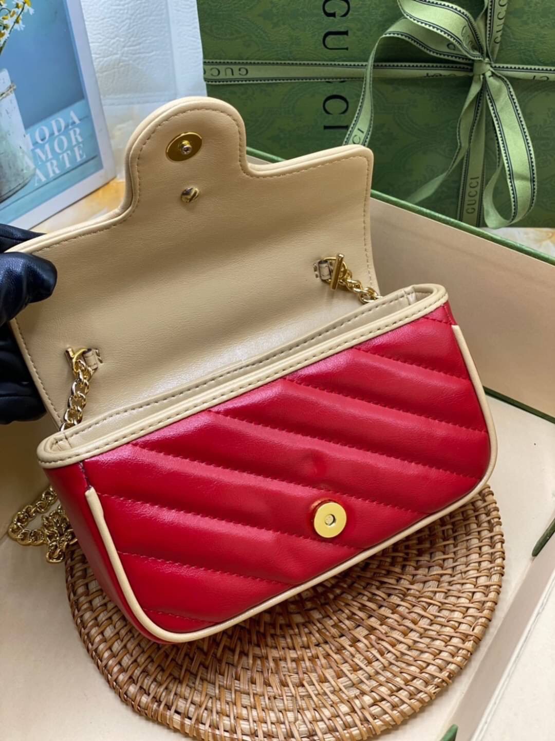 หนังแท้ VIP GIFT 】GUCCI GG Marmont super bag [mini & small] กระเป๋าสะพายข้าง โทนสีสดใสเล่นสีทูโทนตัดกันอย่างลงตัว เฟี๊ยดมากค่ะ ไซส์กะทัดรัด พกพาง่าย น้ำหนักเบา ดีไซน์สวย ภายในโล่งกว้าง มาพร้อมสายสะพายโซ่อะไหล่ทองในตัว ปรับใช้ได้ทั้งแบบสะพายเดี่ยว และสะพาย