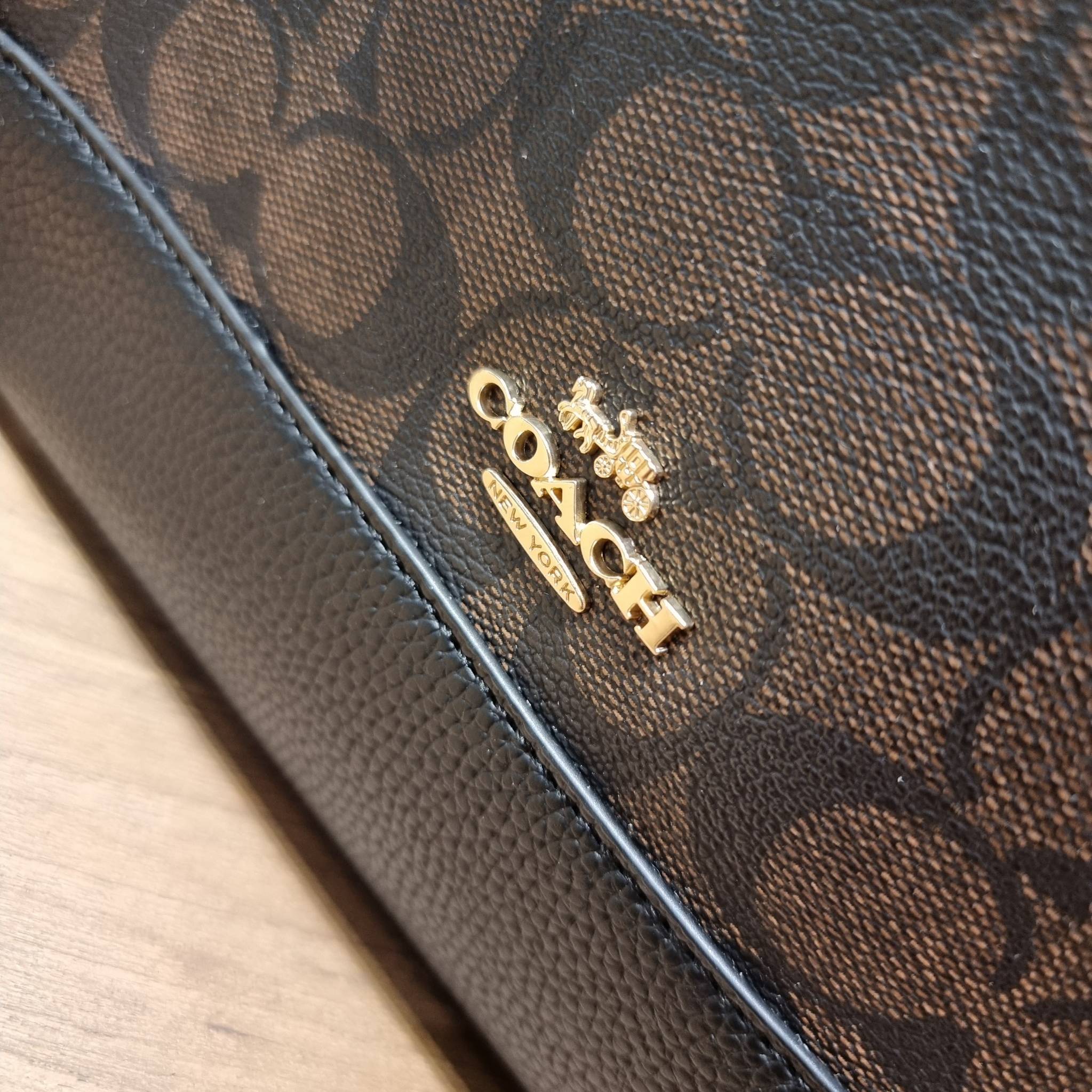 OUTLET 】COACH C5122 DEMPSEY TOTE 22 IN SIGNATURE CANVAS แรงดี กระหน่ำยอดสั่งซื้อมากจ้าแม่!! กระเป๋าทรงโท้ท 22 ที่ขนาดน่ารักน่าใช้มากๆ สาวๆถูกอกถูกใจกันนับไม่ถ้วน!! ฟังก์ชั่นการใช้งานสะดวกที่สุด มีทั้งสายคล้องในตัว และสายครอสบอดี้ ดีไซน์คลาสสิคเรียบหรู วัส