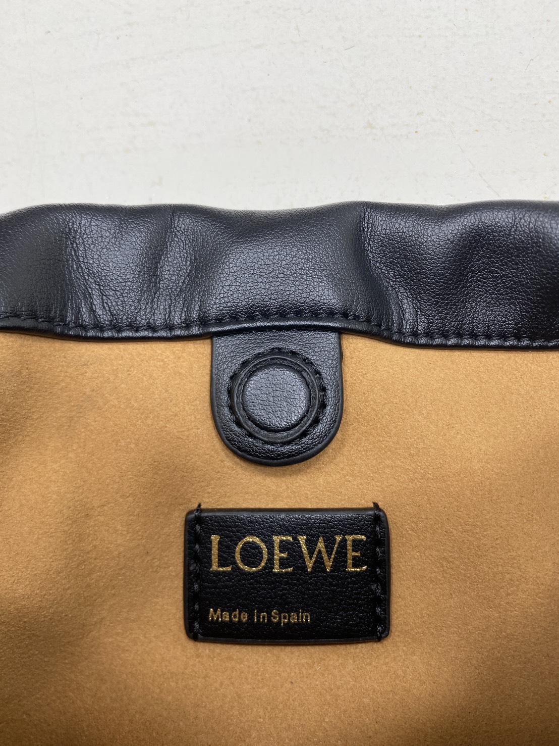 ORI หนังแท้ | LOEWE Mini Flamenco purse in mellow nappa leather / Loewe Bucket Bag กระเป๋าสะพายทรงบัคเก็ตไซส์มินิ หนังเรียบสวยหรู เรียบง่าย หนังแท้ผิวสัมผัสนุ่มมือ น้ำหนักเบาและนุ่มสบาย ดีไซน์จับจีบ เชือกผูกแบบปมโบราณ และสายโซ่รูปโดนัท