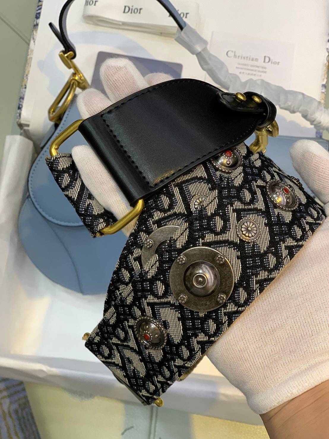 หนังแท้ VIP GIFT CHRISTIAN DIOR Calfskin Saddle Bag สีพื้นหนังเรียบหรู ดูดี ก็ต้องไอเท็มนี้ไม่อยากให้พลาด!! สะพายหนังสุดคลาสสิก สวยหรูดูแพงมากๆ สวยเลิศ ใบจริงน่าใช้เกินเบอร์มากจริงๆ งานเลิศๆในราคาสุดคุ้มสาวๆ must have จ้า!! ภาพถ่ายจากสินค้าจริง! สวยมาก พร