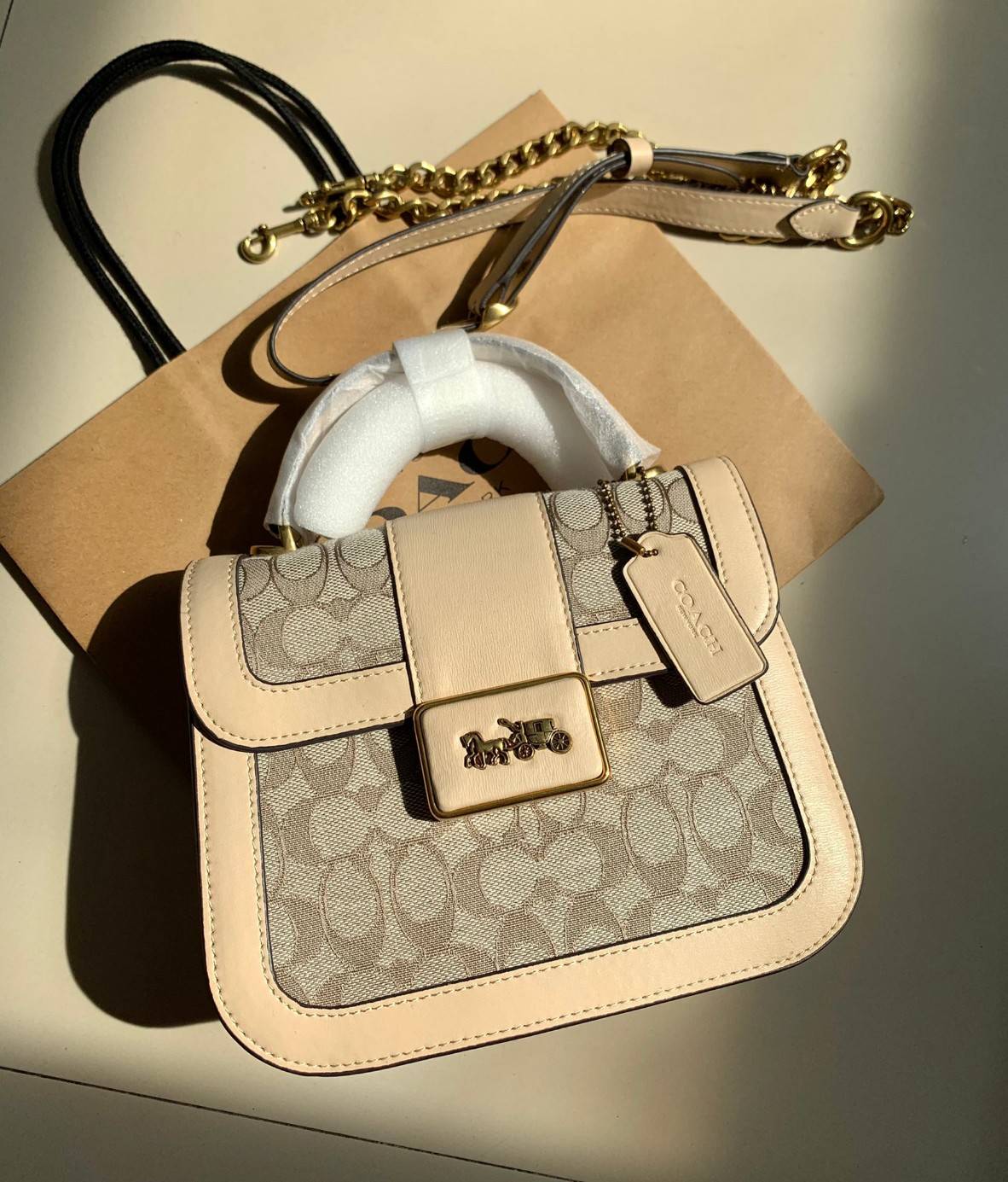 ใบจริงสวยหรูมากๆค่ะ💥 COACH ALIE TOP HANDLE IN SIGNATURE JACQUARD ((C4822)) พร้อมส่งที่ไทยค่ะ! กระเป๋าหิ้ว//สะพายข้าง วัสดุ Jacquard+หนังแท้ได้ลงตัวสวยงามมากๆค่ะ คลาสสิคสุดๆ เปิดปิดกระเป๋าแบบกดล็อค ช่องหลักกางออกได้กว้างสามารถใส่กระเป๋าเงินใบกลางได