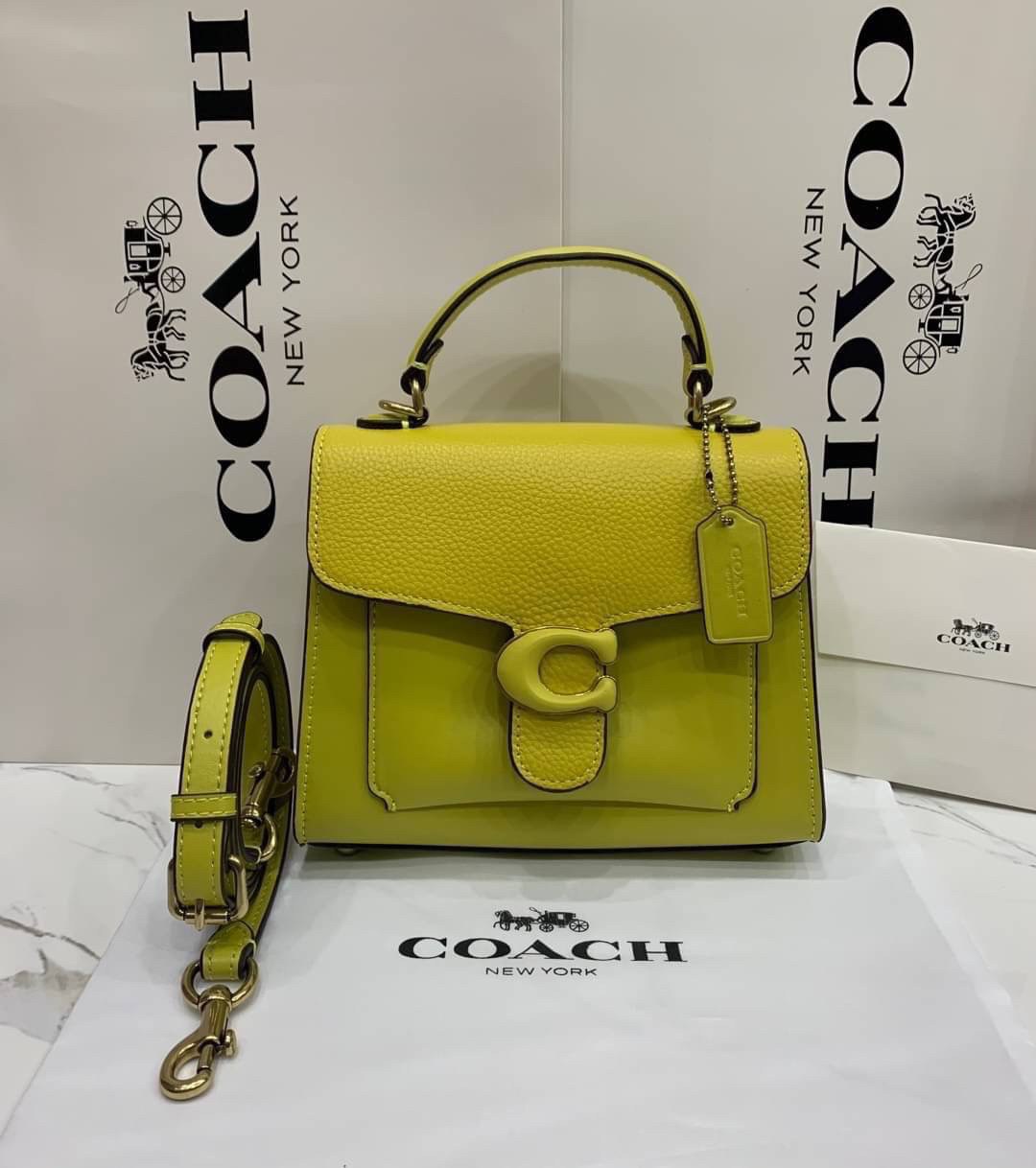 COACH TABBY TOP HANDLE 20 พร้อมส่งที่ไทยค่ะ! กระเป๋าหิ้ว//สะพายข้างได้ หนังแท้อย่างดี กหนึ่งใบทำหนังสองลายได้อย่างสวยงาม พร้อมโลโก้รุ่นใหม่ล่าสุดดูดีมากๆค่ะ เปิดปิดกระเป๋าแบบกดล็อค ภายในมีช่องหลักสองช่อง ใส่มือถือได้ทุกรุ่น;กระเป๋าเงินใบกลางได้;ของจำเป็นจ