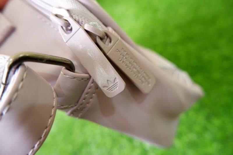 adidas mini airline bag *outlet* กระเป๋าสะพายข้างทรงสปอร์ต ด้านหน้าติดโลโก้แบรนด์ ดีไซน์ลาย 3D ด้านหลังเป็นหนังเรียบ มีช่องซิปสามารถใส่สิ่งของได้ รุ่นนี้เปิดปิดด้วยซิปคู่ ซิปปั๊มแบรนด์ทุกจุด ด้านในเป็นช่องกว้าง มีช่องซิป สายสะพายยาวสามารถปรับระดับได้ สาวก