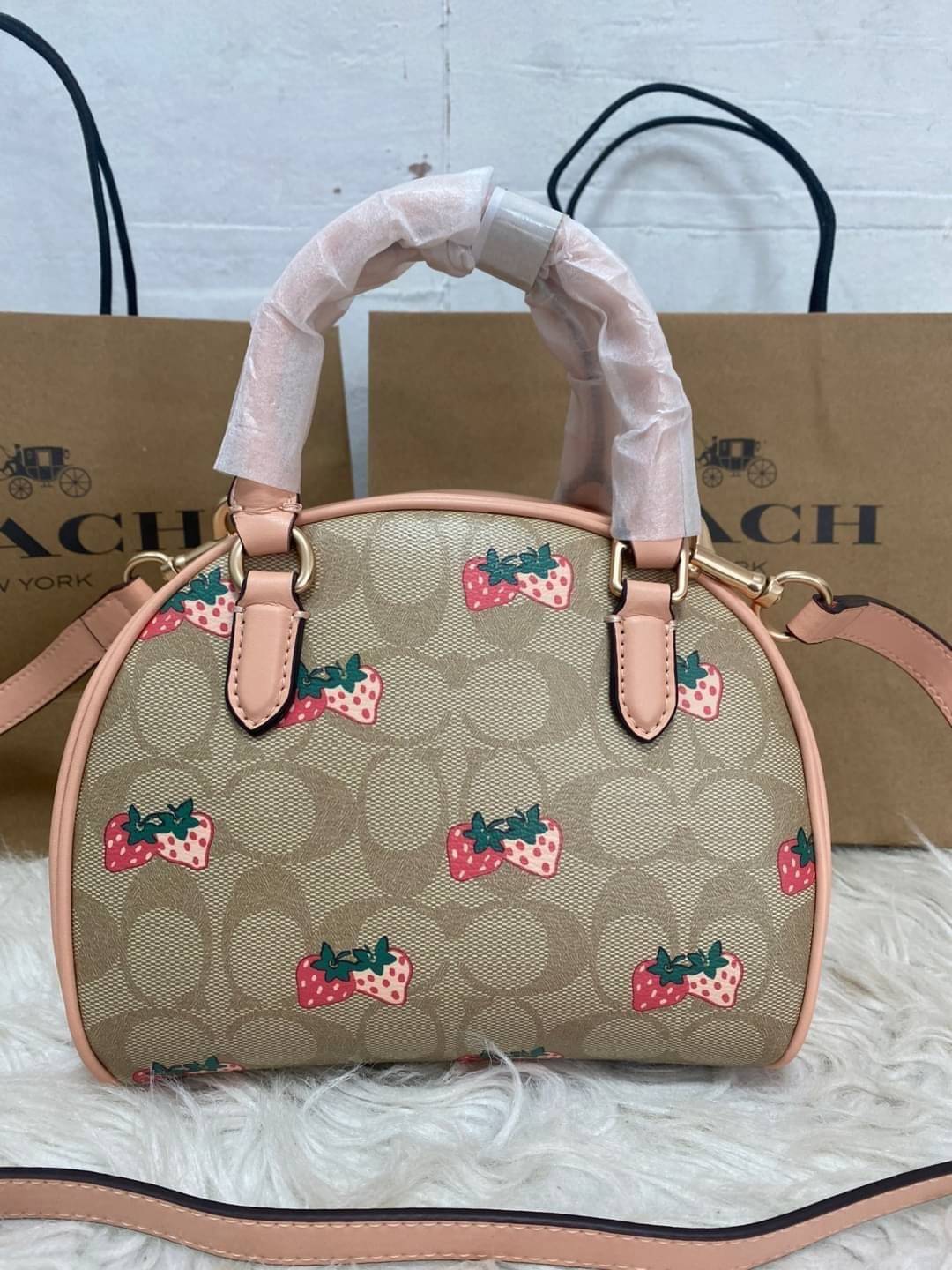 COACH SYDNEY SATCHEL BAG CA202 CA591 CB596 ใหม่ล่าสุด กับคอลที่สาวๆต้องหลงรัก กระเป๋าสะพายทรง satchel ที่มีรูปทรงดึงดูดสายตา สวยแรกเห็น วัสดุหนัง crossgrain พร้อมหูจับในตัว เปิด-ปิดด้วยซิป ภายในโล่งกว้าง ขนาดกำลังดี มีสายครอสให้ ปรับได้ตามชอบ ใบจริงลูกคุณ