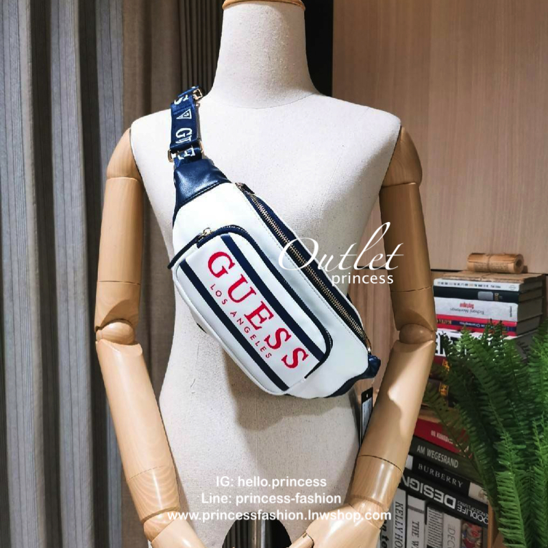GUESS FACTORY MARISOLL GYM LOGO FANNY PACK กระเป๋าสะพาย/คาดเอว/คาดอกรุ่นใหม่ดีไซน์ยอดนิยมจาก GUESS FACTORY วัสดุหนังเเกะสังเคราะห์แบบนิ่มเปิดปิดด้วยซิป ด้านหน้ามี Pocket 1ช่องซิป ภายในมีโลโก้และช่องซิป สะพายได้หลายแบบไม่จำเจ จะสะพายไหล่ คาดอก คาดเอวก็ดูดี