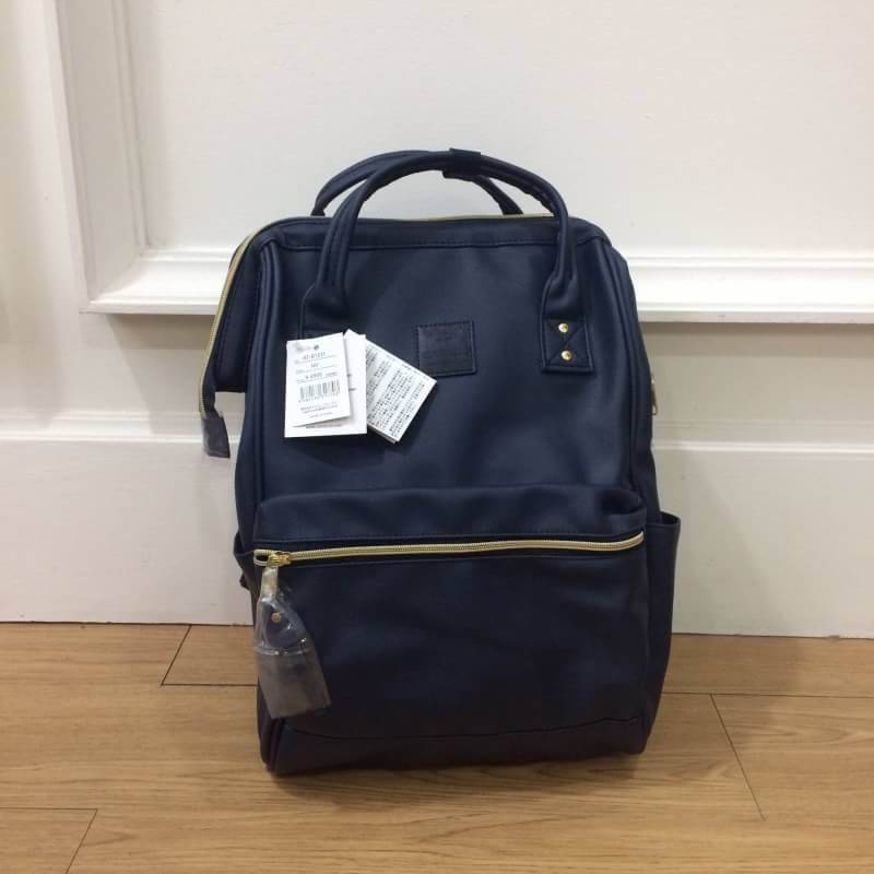 รุ่น คลาสสิก Anello Classic Polyurethane Leather Rucksack เป้อเนลโล ทำจาก PU Leather ทั้งใบ ดูแลทำความสะอาดง่าย น้ำหนักเบา สวยน่ารักดูดีค่ะ รุ่นนี้เป็นขนาดคลาสสิก (regular) สายสะพายแข็งแรง ด้านในบุผ้าอย่างดีค่ะ ด้านหลังและสายสะพายมีฟองน้ำช่วยซับพอร์ตไม่เจ