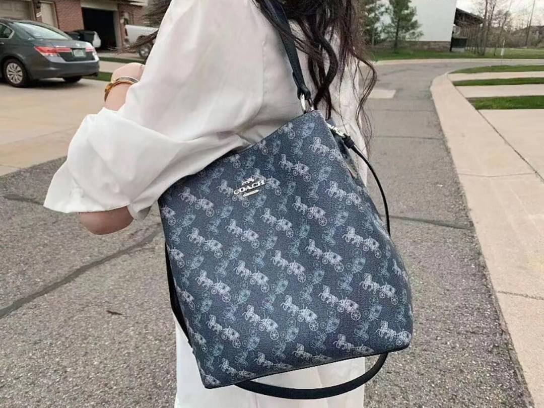COACH TOWN BUCKET BAG WITH HORSE AND CARRIAGE PRINT ((2081-236)) 🔺กลับมาแล้ว ตามคำเรียกร้องค่ะ! กระเป๋าคล้องไหล่//สะพายข้างได้ วัสดุ pvc อย่างดี หนังนิ่มป่องพองตัวสวยงาม ลายรถม้าทั้งใบค่ะ ภายในกระเป๋าแบ่งเป็น2ช่องหลัก เปิดปิดแบบกระดุมแม่เหล็ก ภายใ