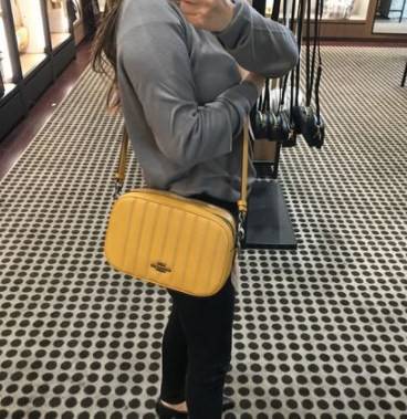 COACH C1569 JES CROSSBODY WITH LINEAR QUILTING ใหม่ล่าสุด!! กระเป๋าสะพายข้าง รุ่น 2 ซิป ใบใหญ่จุใจ ดีไซน์ใหม่ เพิ่มลูกเล่นให้ดูหรูหรายิ่งขึ้น วัสดุหนังสังเคราะห์บุเป็นลายเส้นสวยงาม เปิด-ปิดด้วยซิป 2 ช่องหลัก ใช้งานง่าย ทรงสวยมากๆรุ่นนี้ มาพร้อมสายสะพาย cr