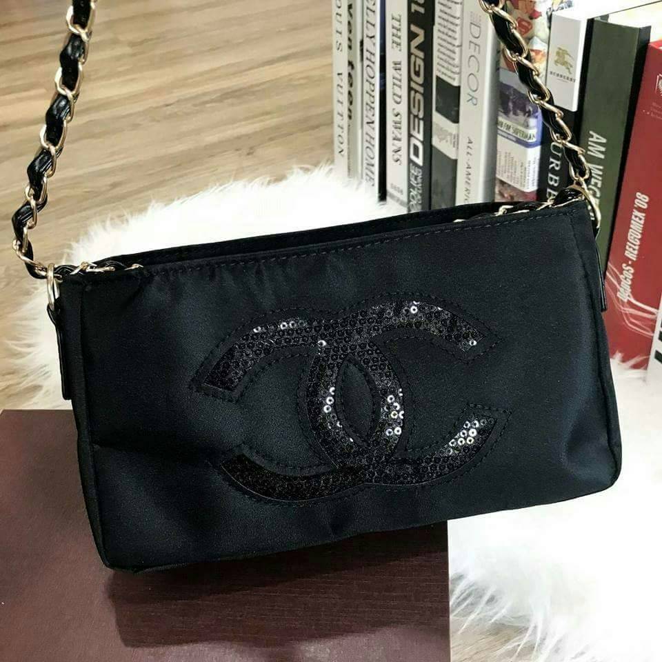 Chanel Cosmetic Cluth Bag With Chain กระเป๋าถือหรือสะพาย VIp. gift จาก Chanel Cosmetic Counter วัสดุ Nylon&Polyester 100% ประดับโลโก้แบรนด์ วิ๊งๆ สวยหรูดูดี เปิดปิดด้วยซิป หัวซิปแบรนด์อะไหล่ทอง ซับในสกรีนโลโก้ ภายในกว้างใส่กระเป๋าสตางค์ใบยาว, มือถือได้ทุก