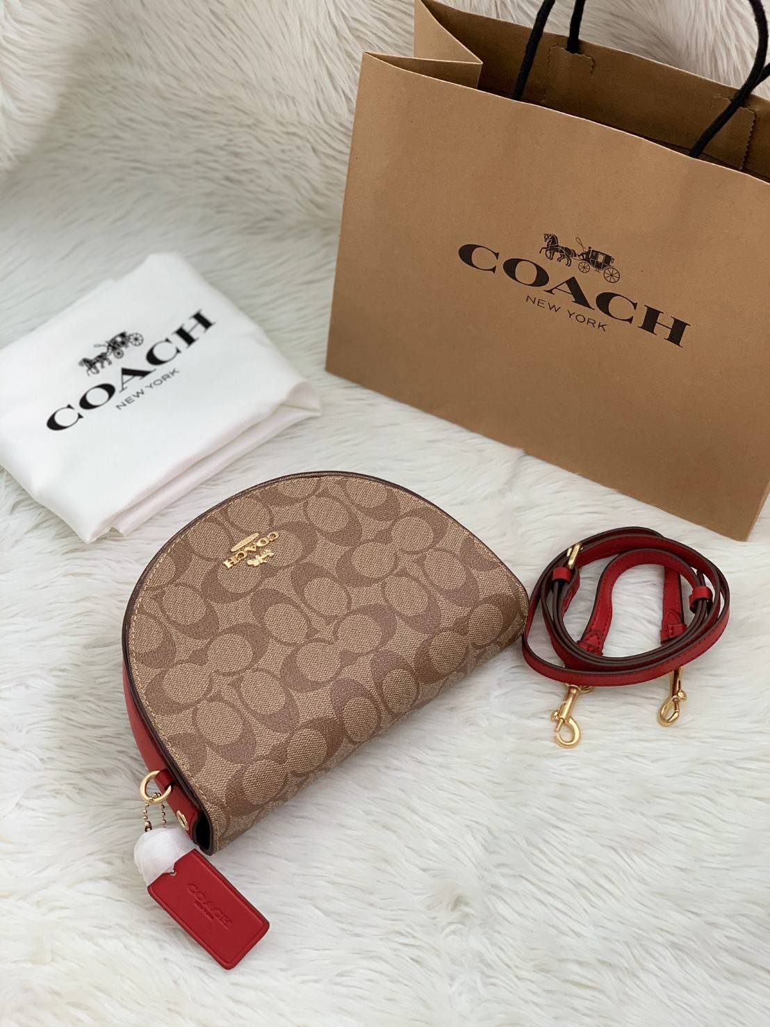 พร้อมส่งที่ไทยครบทั้ง6สีค่ะ 😘 Coach Ellen Crossbody In Signature ((C1432)) กระเป๋าทรงฮาฟมูนรูปทรงคลาสสิก ออกแบบให้มีลักษณะโค้งมน ไม่ดูเป็นทรงแข็งจนเกินไป ดีไซน์และสีของกระเป๋ายังเรียบง่าย เข้าได้กับทุกชุด สะพายครอสบอดี้ร์//สะพายข้าง หรือถือแบบคลัท