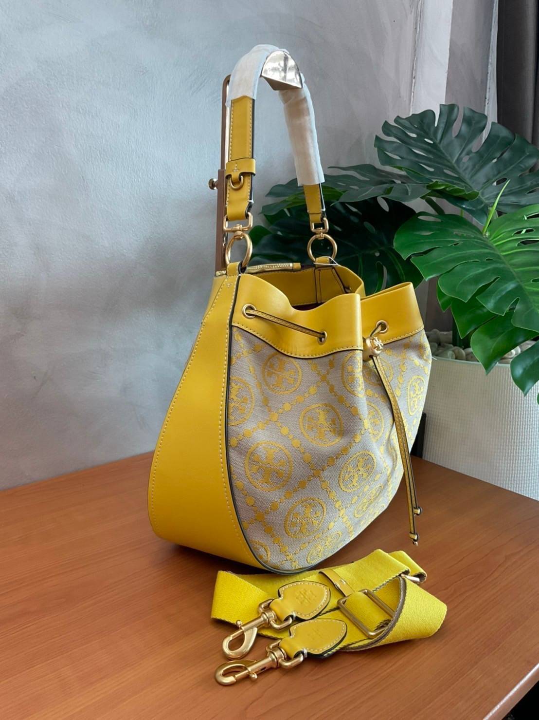 Tory burch t monogram jacquard drawstring hobo New Collection 2021 กระเป๋าถือและสะพายข้าง Monogram จาก tory burch ทำจากผ้าใบ jacquard ตัดด้วยหนังวัวแท้