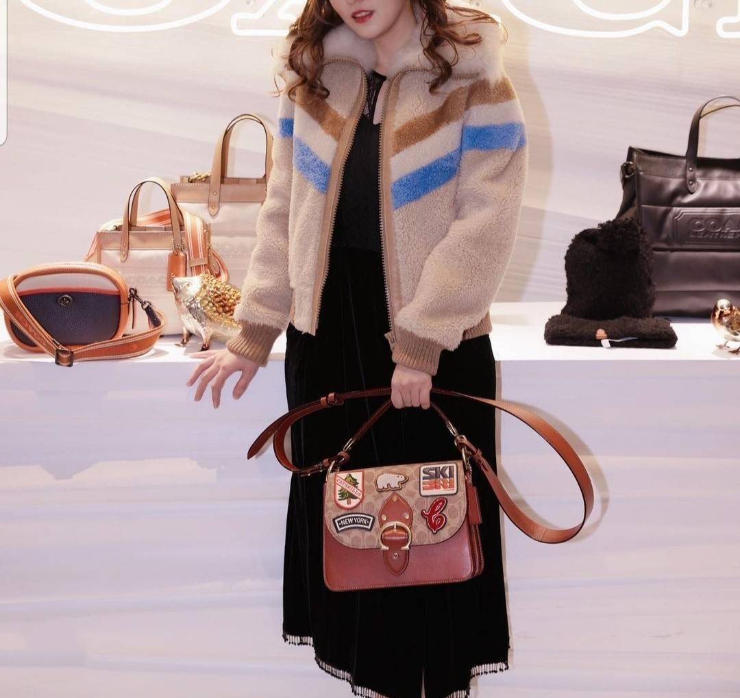 OUTLET 】COACH BEAT SHOULDER BAG IN SIGNATURE CANVAS WITH PATCHES (C6837) ไหวมั้ยเนี้ย!! สวยฟาดอีกแล้วนะยูวว 🤩🌺คอลเลคชั่นใหม่สุดปัง อลังเวอร์!//กระเป๋าถือ สะพายไหล่ลาย SIGNATURE ตกแต่งความเก๋ด้วยแผ่นแปะลวดลายที่มีเฉพาะจาก COACH คอลเลคชั่นนี