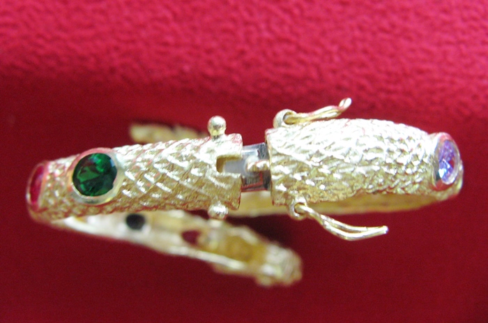 สินค้าหมดค่ะ กำไลพญานาคเนื้อทองเหลืองพลอยนพเก้าพร้อมใบคาถาค่ะ