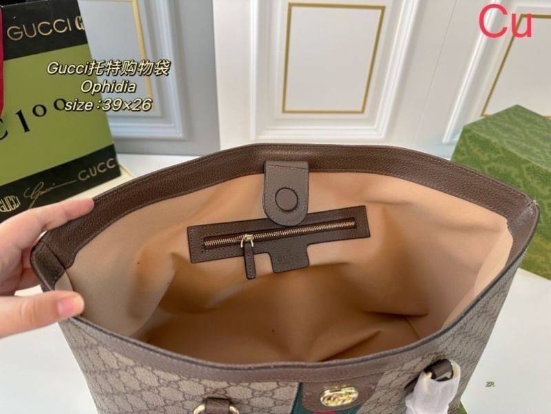 Gucci Ophidia medium tote bag กระเป๋าทรงโท้ทใบใหญ่จุใจ จุของได้เยอะจุกๆ เอาใจสายแบกที่ยังคงความหรูหราไว้อย่างลงตัว