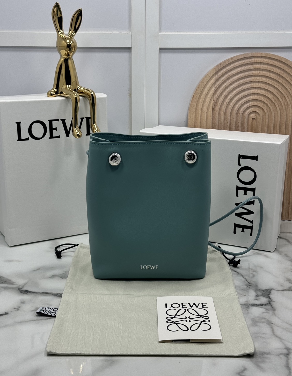 ORI หนังแท้ | LOEWE pebble pouch in smooth กระเป๋าทรงโท้ทดีไซน์คลาสสิค เรียบง่ายแต่ดูแพง มีระดับสุดๆ แต่งหมุดปั้มโลโก้แบรนด์สีทองสวยโดดเด่น เหมาะเป็นไอเท็ม everyday bag จริงๆ