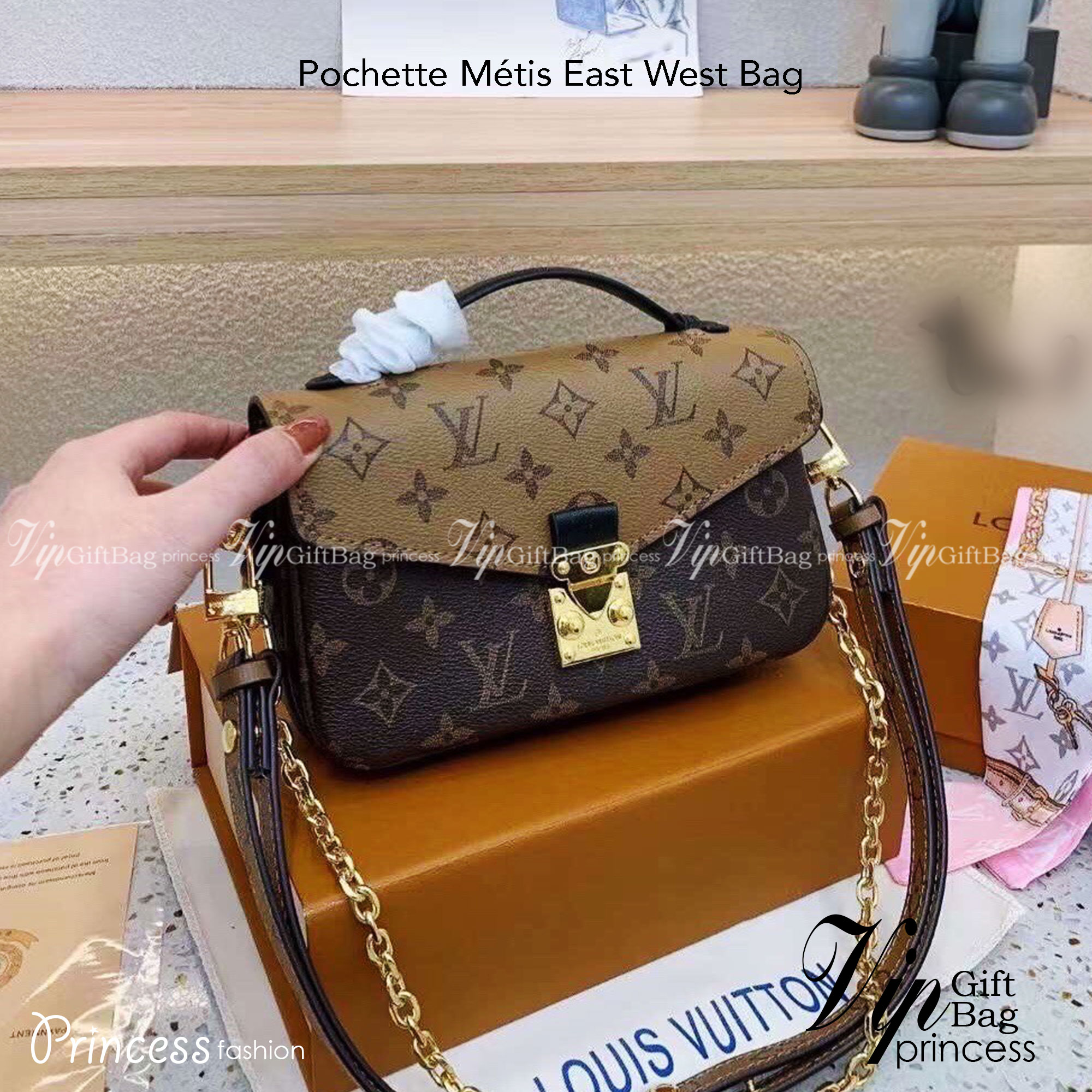 LV Pochette Metis East West Bag งานสวยเป๊ะ มาพร้อมสายโซ่สีทองสำหรับสะพายไหล่แบบสั้นและสายหนังยาวอย่างมีสไตล์ลาย Monogram ตัวล็อกแบบ S-lock ด้านในกว้างใส่iPhoneได้มี3 ช่อง ช่องกระเป๋ามีซิปด้านใน